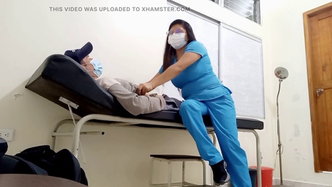 Doctora traviesa seduce a su paciente para hacer una película amateur durante la consulta