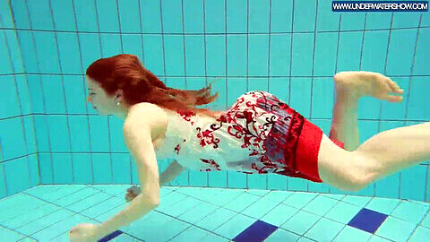 Bella polacca dai capelli rossi si esibisce in solitario al bordo della piscina