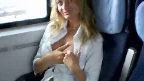 Copine excitée donne une branlette en plein air dans un train public, taquinant avec ses gros seins et offrant une branlette espagnole