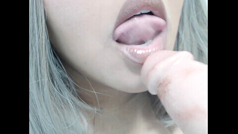 Fellation POV fétiche des lèvres avec une ado BBW montrant ses compétences orales;