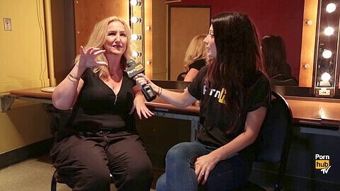 Pornhub Aria se une a los comediantes Paula Bel, Mike Ward y Ralphie May para una entrevista salvaje entre bastidores