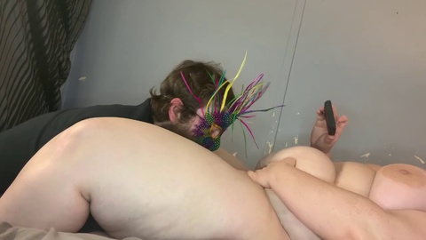 Vollbusige Mutter lässt sich ihre Perle lecken bis zum Orgasmus