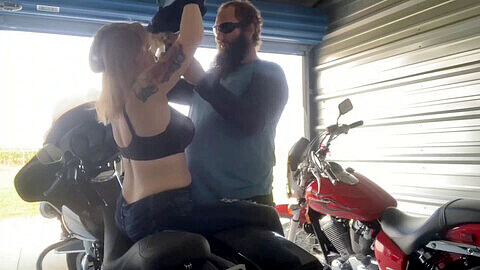 Cougar tatuata con grandi tette viene piegata da un motociclista barbuto e si prende il suo carico all'interno!
