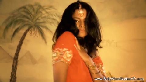 Un sensual ritual indio revela la belleza de las chicas asiáticas en una experiencia exótica.