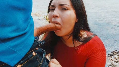 Risky outdoor pleasure with a spunky blowjob in nature.