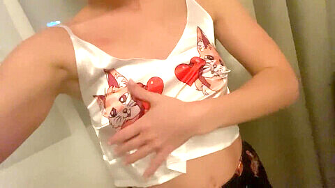 Jeune fille coquine en pyjama de renards taquine et urine par inadvertance sur les toilettes et dans la douche