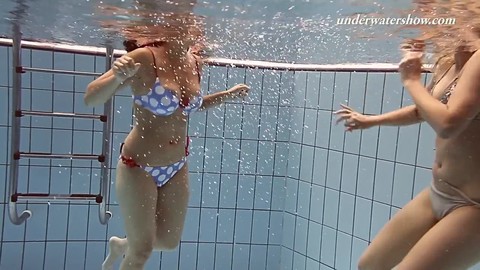 Iva und Paulinka haben zusammen eine lustige Schwimmsession