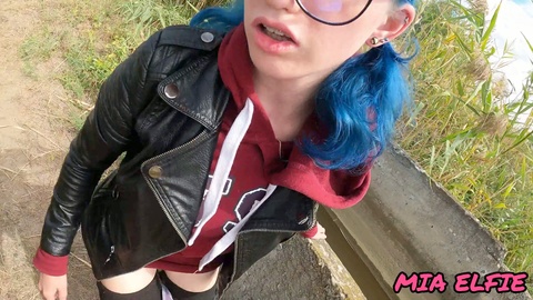 Una seductora chica con cabello azul disfruta del sexo al aire libre y de una felación junto al río.