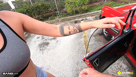 Rossa con tatuaggi scopa il meccanico sulla strada per sistemare la sua vecchia auto