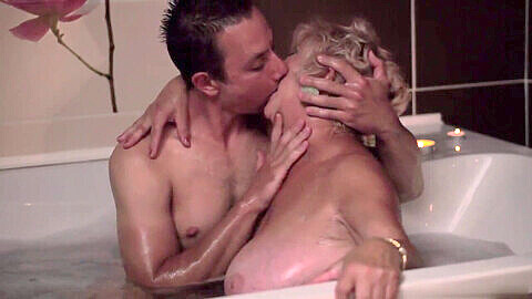 С баба в банята, бабушка в ванной, мама целует в засос