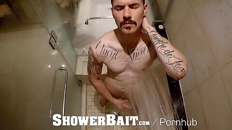 ShowerBait : Vincent James seduit et baise Zak Bishop
