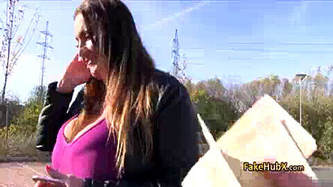 Maman aux gros seins naturels Laura Orsolya se fait baiser en extérieur, exhibant ses énormes nichons
