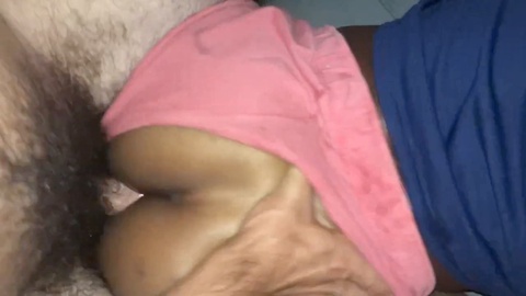 Un devoto fanático de los Dallas Cowboys pierde una apuesta, lo que lleva a que su novia reciba un creampie anal profundo.