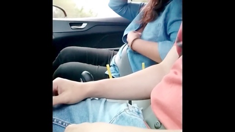 ¡Chica joven haciendo mamadas extremas en público! ¡No te lo pierdas!