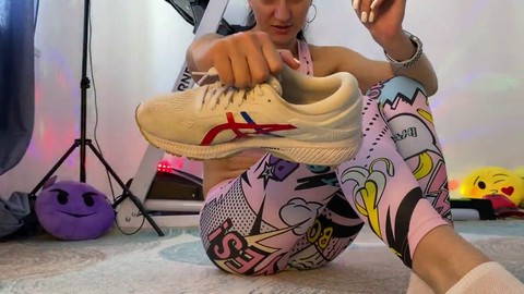 Milf dominatrice europea che mostra i suoi muscoli e si concede un feticismo dei piedi con sneakers bianche