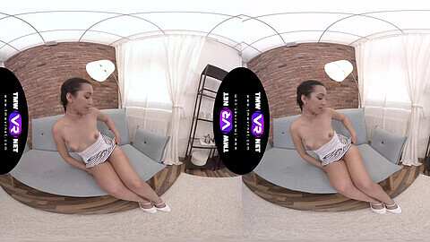 Amanda Estela, die rebellische Stil-Ikone, präsentiert ihre rosa Unterwäsche in einem erstaunlichen VR-Erlebnis