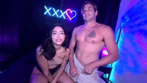 Una puttana eccitata desidera due cazzi dentro di lei contemporaneamente