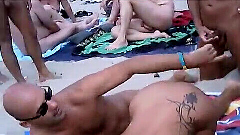 Pareja desnuda teniendo sexo caliente en la playa