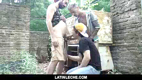 LatinLeche - chico tatuado es follado en su trasero en un trío caliente al aire libre