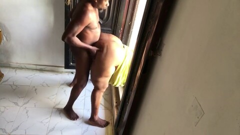 I vicini possono sorprenderci a fare sesso con la porta spalancata.