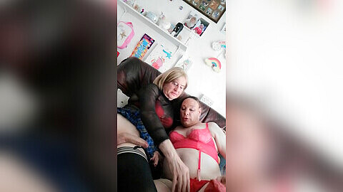 Una persona transgénero con una pareja con discapacidad auditiva disfruta de momentos íntimos juntos.