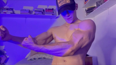 Hunk latino sensuel aux muscles incroyables comble différents fétiches dans une vidéo torride