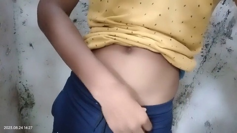 Langsam masturbiere ich meinen unbeschnittenen Schwanz im Wald-Badezimmer - Schulstudentenfilm auf Hindi