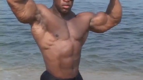 Beeindruckender schwarzer Muskelprotz Rodney St. Cloud posiert am Strand für schwule Bewunderer