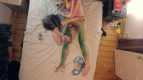 Coppia amatoriale si sporcizia con la pittura corporea durante una sessione di sesso romantico e sensuale