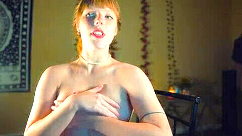 Heißeste Cosplayerin mit rotem Haar mastubiert für dich vor der Webcam!