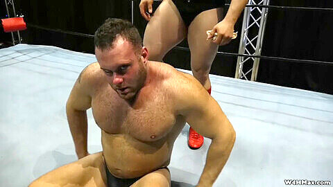 Jaxton domina enorme ragazzo muscoloso con rabbia da steroidi in una sessione di dominazione gay intensa