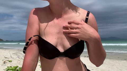 Fellation profonde sur la plage, fille en maillot de bain gobe une bite et se fait remplir la bouche de sperme ;