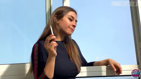 Mujer lujuriosa fuma un cigarrillo en la terraza y luego comienza a joder