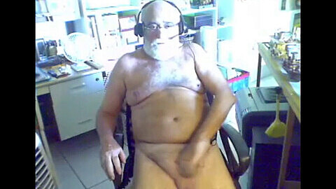 Grand-père éjacule devant sa webcam lors d'une session torride