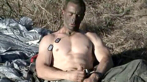 Militär-Hengst vom Seal Team 7 zeigt seine durchtrainierte Brust und behaarten Arme und masturbiert dabei in einer Fetischmaske.