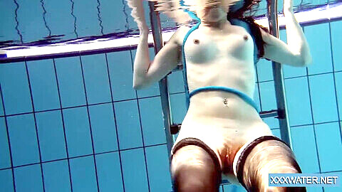 Die heiße ungarische teenager Petra genießt im Swimmingpool nasses und wildes Vergnügen