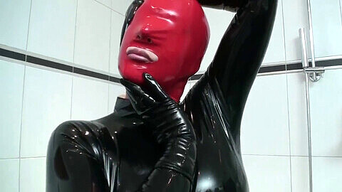 Unterwerfung in einem roten und schwarzen Latex-Catsuit - High-Heel-Folter und Gummi-Domination !
