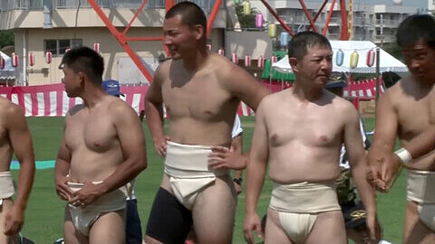 Encantadores chicos nutrias calentándose en una pelea de sumo