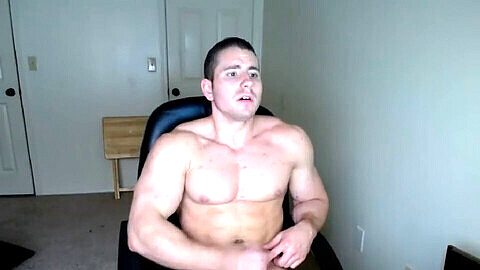 Mâle costaud montre ses muscles étirés sur webcam