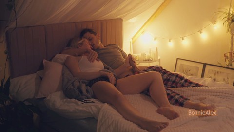 Le film est bien, mais le sexe est bien meilleur ! Masturbation mutuelle et sexe en position latérale par un vrai couple