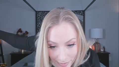 Fantastischer Hintern einer blonden Schönheit wird vor der Webcam gezeigt