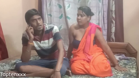 Giovane moglie indiana dilettante condivide il marito con un amico in un threesome fatto in casa