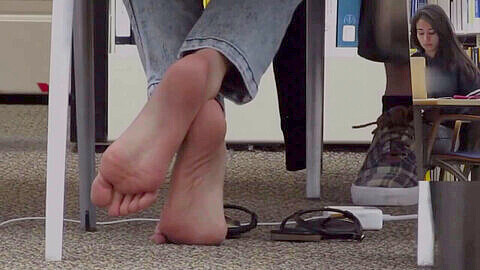 Candid library feet, candid feet, 足