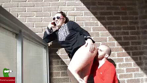 Femme bronzant nue en se masturbant sur la terrasse tout en ayant des rapports sexuels