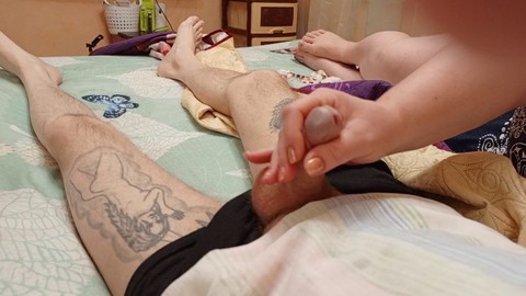 Belle-mère caresse la bite de son beau-fils et aime regarder l'éjaculation