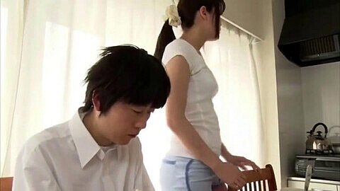 Japanischer Junge fickt vor der Schule mit dem Kiefer der Mutter