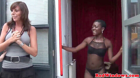 Un Italien se fait plaisir avec une escorte noire dans le quartier rouge d'Amsterdam