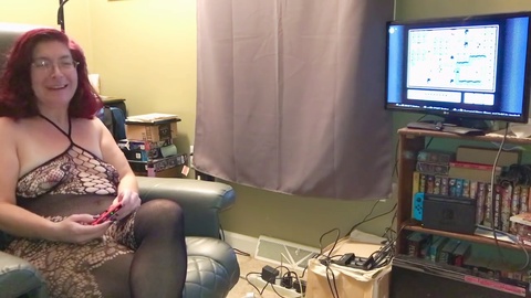MILF Riesin hat Spaß beim Spielen von Nintendo Switch in sexy Dessous