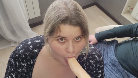 Betrügende, schamlose Ehefrau schaut zu und gibt einem fetten Mann einen Blowjob mit Sexspielzeug.