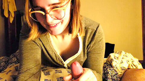 Esposa nerd hace una mamada durante una sesión de juego antes de ser follada en POV